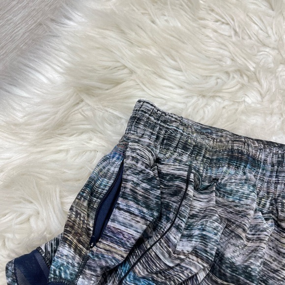 Lululemon Hotty Hot‎ Shorts in Digital Oasis 6 - Picture 5 of 8